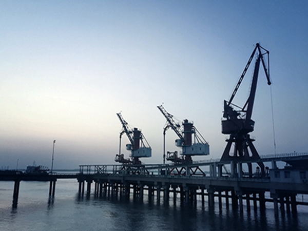 江蘇泰州門座吊銷售公司提醒門座吊雨天作業(yè)注意防滑