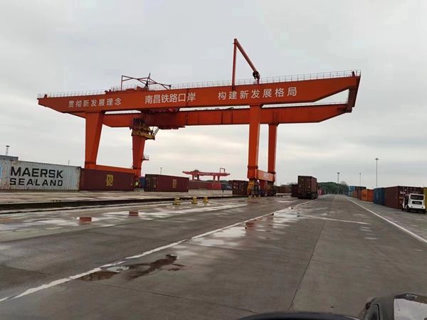 軌道式集裝箱起重機(jī)