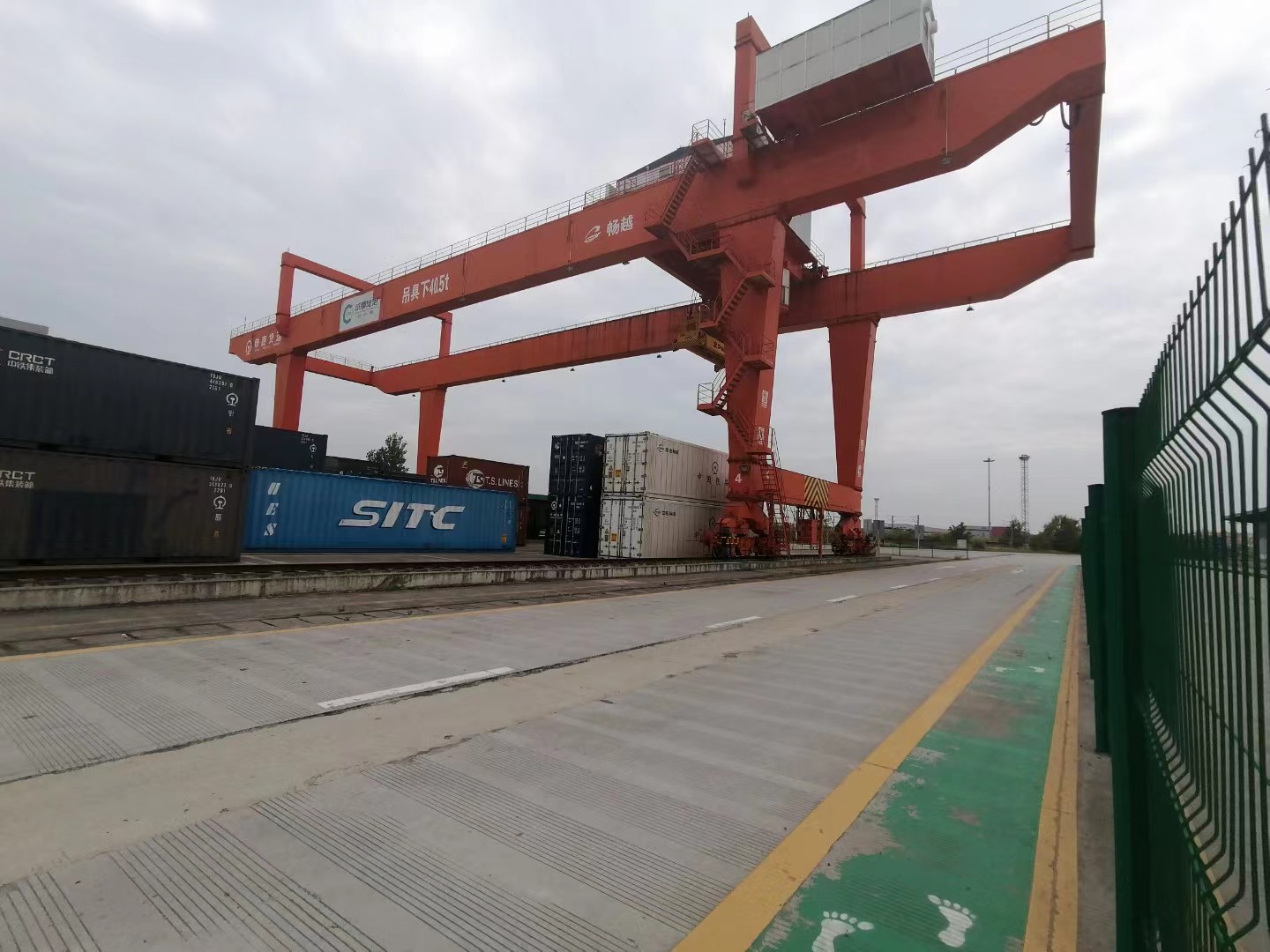 軌道式集裝箱門式起重機(jī)