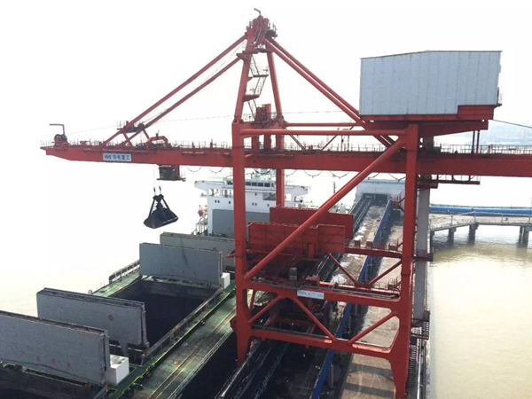 橋式抓斗卸船機