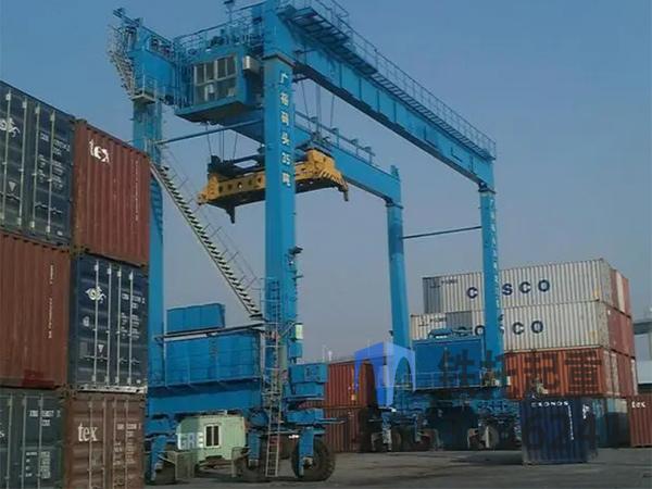 山東青島集裝箱門式起重機(jī)廠家集裝箱門式起重機(jī)節(jié)能環(huán)保